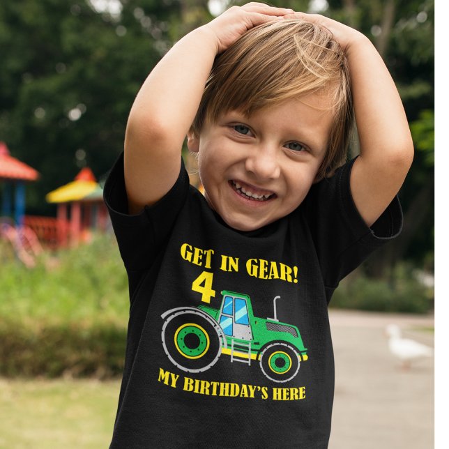 Grönt Tractor Get in Gear Birthday Boys T-Shirt (Skapare uppladdad)