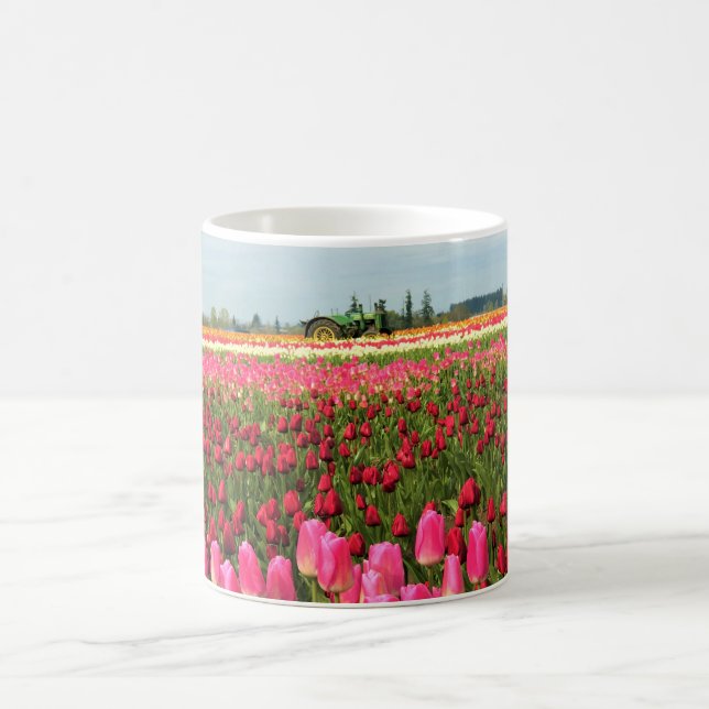 Grönt Tractor in Tulip Fält, Oregon Kaffemugg (Center)
