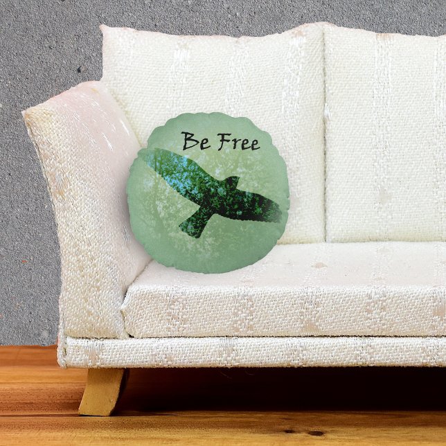 Grönt Träd Kråka för uppfödning av fåglar Rund Kudde (Transparent silhouette flying black crow treetops on green decorative pillow.)