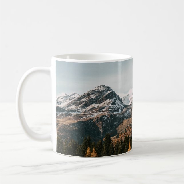 GRÖNT TRÄD NÄRA SNÖ TÄCKTE MOUNTAIN UNDER DAGEN KAFFEMUGG (Vänster)