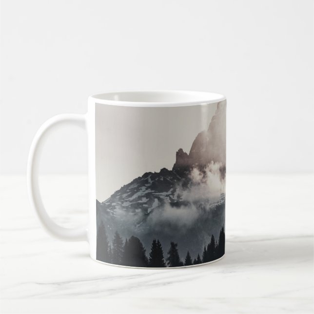 GRÖNT TRÄD OM MOUNTAIN UNDER VITA STÄNGDER KAFFEMUGG (Vänster)