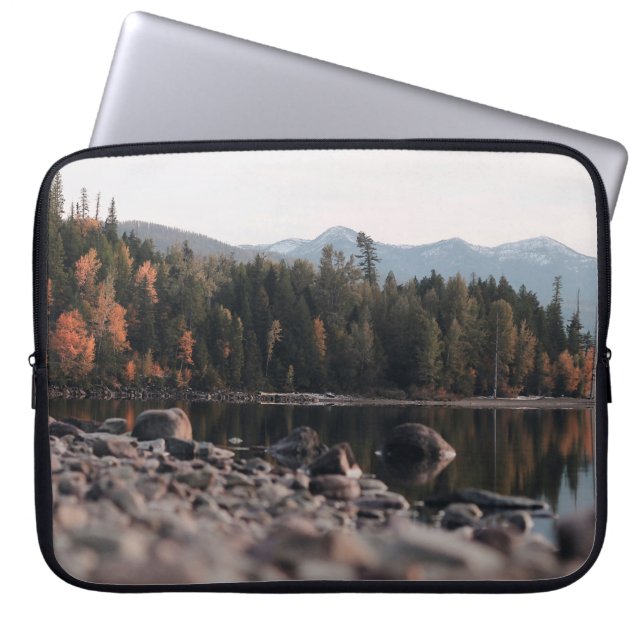 GRÖNT TRÄD REFLEKTION PÅ KROPPEN VATTEN UNDER DAGE LAPTOP FODRAL (Framsidan)