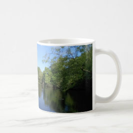 Grönt träd vid vatten kaffemugg