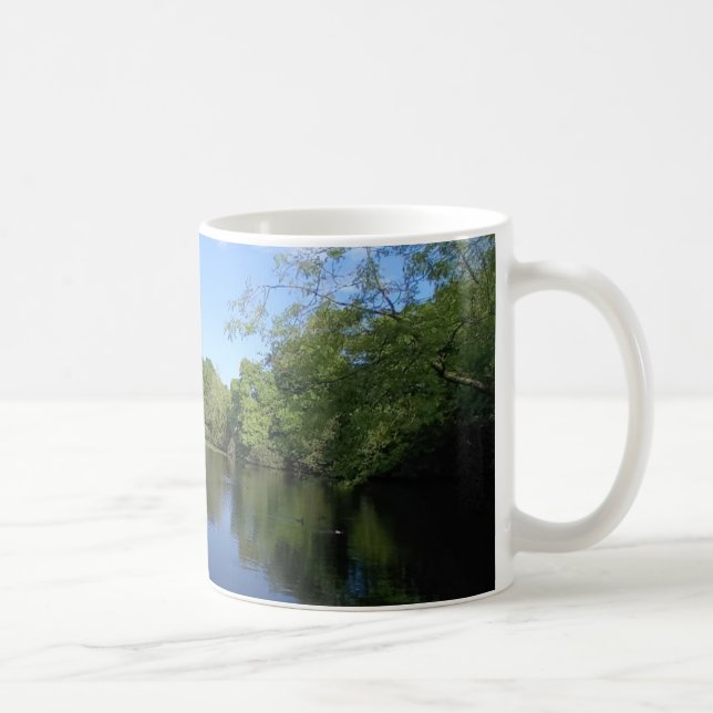 Grönt träd vid vatten kaffemugg (Höger)