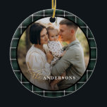 Grönt: traditionell personlig av tartan julgransprydnad keramik<br><div class="desc">Julens grönt tartan pläderade snyggtens elegant helgdag dekoration. Skripttext för effekten guld. Modern traditionell design.</div>