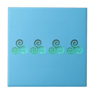 Grönt Triskele Ancient Celtic Symbol Himlar Blue Kakelplatta