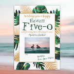 Grönt Tropical Löv Hawaii 50:e födelsedagen Inbjudningar<br><div class="desc">Fira deras 50-årsdag med fet grönt och guld löv. Glöm inte matchande gåvor från handflatan löv. Det här tropiska födelsedagskortet guld och grönt med ord,  "Happii Fem-0" är lätt personlig för alla föräldrar,  vänner eller syskon som vrider 50. Ett underbart kort till tillsatta lagar!</div>
