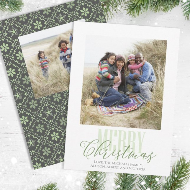 Grönt Typography God jul Photo Julkort (Merry Christmas green typography script photo card.)