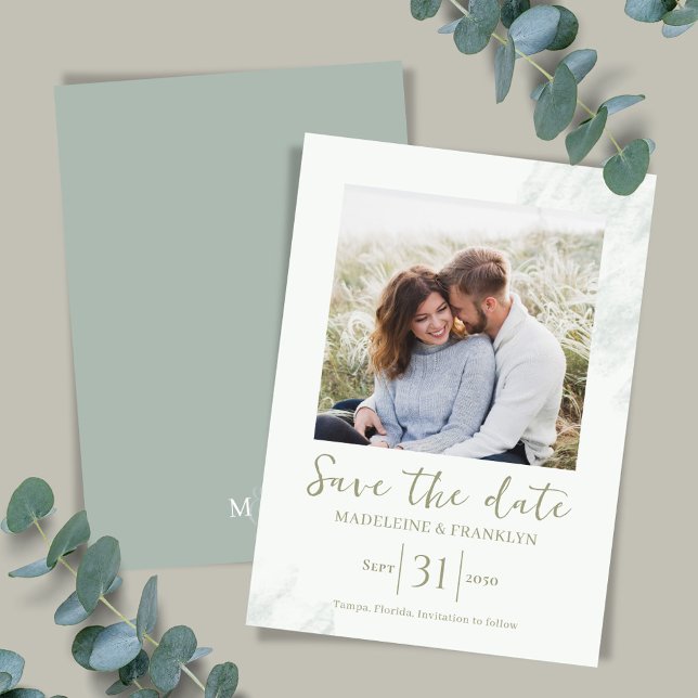 Grönt Vattenfärg Spara datumfoto Bröllop Inbjudningar (Simple watercolor green Save the Date card template.)