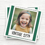 Grönt Vintage Milestone Birthday Photo Keepsak Pappersservett<br><div class="desc">Lägg till lite nostalgi i firande med Vintage Milestone Birthday Photo Keepsak Napkins. Dessa blöjor har en charmerande vintage och kan vara personlig med favoritfoto- och födelsedagskalender. De skapar dem ett unikt och minnesvärt tillägg till evenemanget. De är gjorda av högkvalitativt absorberande material och är perfekt för att servera drycker...</div>