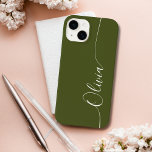 Grönt Vit Elegant Kalligrafi-skript Namn<br><div class="desc">Grönt White Elegant Calligraphy Script Anpassningsbar Personlig Namn iPhone 14 Smart Phone Case har en modern och enkel design för trendig och snyggt med personligen namn i elegant i grönt för manuell calligraphy-skripttypografi på  bakgrund. Designad av ©Evco Studio www.zazzle.com/store/evcostudio</div>