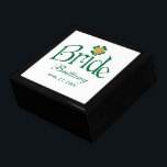 Grönt, vit, Guld Shamrocks Bride Trinket Box Smyckeskrin<br><div class="desc">Den här personligen blir grönt och vit Flower Girl-smyckeskrin har FAUX guld glitter och tur fyra löv-schampon på den, tillsammans med fläckar som kan anpassas efter Brides namn och bröllop. Det skulle vara en trevlig dusch eller förlovning gåva till bruden. Om du har en begäran om ändringar eller behöver hjälp...</div>
