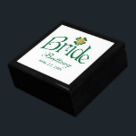 Grönt, vit, Guld Shamrocks Bride Trinket Box Smyckeskrin<br><div class="desc">Den här personligen blir grönt och vit Flower Girl-smyckeskrin har FAUX guld glitter och tur fyra löv-schampon på den, tillsammans med fläckar som kan anpassas efter Brides namn och bröllop. Det skulle vara en trevlig dusch eller förlovning gåva till bruden. Om du har en begäran om ändringar eller behöver hjälp...</div>