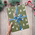 Grönt, vit hjort, pineträdsled mönster jul presentpapper<br><div class="desc">Oliv grönt bakgrund,  och en jul mönster med hjort,  nyp och sled.</div>