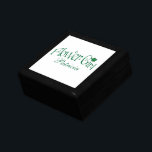 Grönt, vit Shamrocks Flower Girl Trinket Box Smyckeskrin<br><div class="desc">Den här personligen blir grönt och vit Flower Girl-smyckeskrin har tur fyra löv-schamprock på den,  tillsammans med en plats att anpassa med namn,  initialer eller annan text. Om du har en begäran om ändringar eller behöver hjälp med att anpassa den här texten kan du skicka e-post till niteowlstudio@gmail.com.</div>