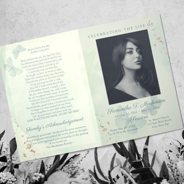 Grönt Watercolor Butterfly Funeral Services Program (Skapare uppladdad)