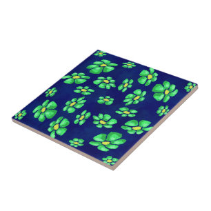 Grönt Whimsical Flowers Daisys on Blue Background Kakelplatta