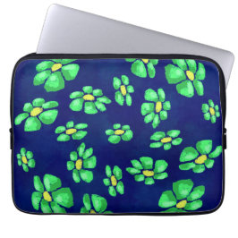 Grönt Whimsical Flowers Daisys on Blue Background Laptop Fodral