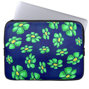 Grönt Whimsical Flowers Daisys on Blue Background Laptop Fodral
