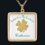 Grönt White Guld Shamrocks Necklace Guldpläterat Halsband<br><div class="desc">Denna moderna grönt, vit, och guld "Lucky in Kärlek"-schakthalsband har en faux guld glitter (PRINTED) schrock på den som matchar den irländska, keltiska eller St. Patrick bröllopsinbjudan som visas nedan. Det finns en punkt där du kan anpassa den med ditt namn, initialer eller annan text. Det skulle vara ett fint...</div>