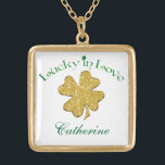 Grönt White Guld Shamrocks Necklace Guldpläterat Halsband<br><div class="desc">Denna moderna grönt, vit, och guld "Lucky in Kärlek"-schakthalsband har en faux guld glitter (PRINTED) schrock på den som matchar den irländska, keltiska eller St. Patrick bröllopsinbjudan som visas nedan. Det finns en punkt där du kan anpassa den med ditt namn, initialer eller annan text. Det skulle vara ett fint...</div>