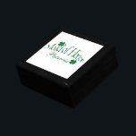 Grönt, White Shamrocks Maid of honor Trinket Box Smyckeskrin<br><div class="desc">Den här personligen framträder grönt och vit Maid of honor smyckeskrin har tur som har fyra löv-schampon på den, tillsammans med en plats att anpassa med en namn, initialer eller annan text. Om du har en begäran om ändringar eller behöver hjälp med att anpassa den här texten kan du skicka...</div>