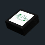 Grönt, White Shamrocks Maid of honor Trinket Box Smyckeskrin<br><div class="desc">Den här personligen framträder grönt och vit Maid of honor smyckeskrin har tur som har fyra löv-schampon på den, tillsammans med en plats att anpassa med en namn, initialer eller annan text. Om du har en begäran om ändringar eller behöver hjälp med att anpassa den här texten kan du skicka...</div>