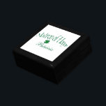 Grönt, White Shamrocks Matron of Honor Trinket Box Smyckeskrin<br><div class="desc">Den här personligen dyker upp grönt och vit Matron of Honor smyckeskrin har tur som har fyra löv-schysst på den, tillsammans med en plats för att anpassa sig till namn, initialer eller annan text. Om du har en begäran om ändringar eller behöver hjälp med att anpassa den här texten kan...</div>