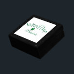 Grönt, White Shamrocks Matron of Honor Trinket Box Smyckeskrin<br><div class="desc">Den här personligen dyker upp grönt och vit Matron of Honor smyckeskrin har tur som har fyra löv-schysst på den, tillsammans med en plats för att anpassa sig till namn, initialer eller annan text. Om du har en begäran om ändringar eller behöver hjälp med att anpassa den här texten kan...</div>