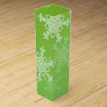 Grönt White Snöflingor minimalistisk jul Presentask För Vinflaska<br><div class="desc">Snyggt och modern festförpackning med gröntens bakgrund försedd med delikat vitt snöflingor. Den invecklade, snöre-liknande snöflingan ger elegans och charm, perfekt för att fånga julhelgens glatta anda. Perfekt för inslagning av gåvor på ett minnesvärt sätt och för öga-fångst, i säckar eller lådor. Med den här designen kombineras funktionalitet med en...</div>