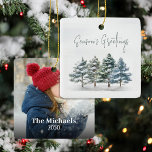 Grönt Winter Gräs Träd Photo Personlig Julgransprydnad Keramik<br><div class="desc">Den här designen har en elegant julfotosmak,  ett modernt penselskript,  klassisk grey,  vintern gräs träd,  en skog,  botaniskt löv,  en grönt och ett vitt tema,  och ett enkelt kalligrafiskt skript,  i handskrivet stil.</div>