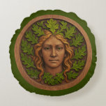 Grönt Woman - Wood Rund Kudde<br><div class="desc">En Grönt Kummel i trä med färg på ekens löv och hår. Anpassa genom att lägga till en egen text på baksidan. Också känd som ett folathuvud, Grönt Man/Vild Man, är ett motiv inom arkitektur och konst, ett ansikte som består av eller helt omges av löv, som oftast sprids ut...</div>