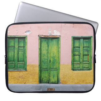 GRÖNT WOODEN DOOR PÅ VITKONCRET WALL LAPTOP FODRAL