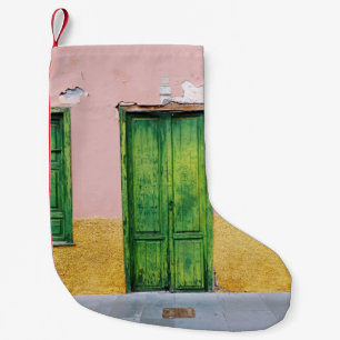 GRÖNT WOODEN DOOR PÅ VITKONCRET WALL LITEN JULSTRUMPA