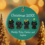 Grönten Anpassade namn för Cute 4-kattjul i Ljus Julgransprydnad Keramik<br><div class="desc">Den här söta julprydnaden för katt har en rad med fyra svarta kattungar inslagna i Julafton ljus. Anpassa den här helgdag för grönt av söt för en vän eller familjemedlem som kärlek sina fyra söta kattunge. Monogram deras namn i vitt under de goda kattdjuren.</div>