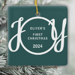 Grönten Baby First julnamn Julgransprydnad Keramik<br><div class="desc">Den här nyckelfiguren Baby Första julprydnaden dekoreras med ord JOY i snyggtens skripttypografi på gröntens bakgrund. Enkelt anpassade.</div>