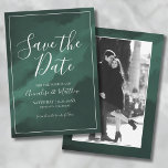 Grönten Bröllop spara datum för elegant  Inbjudningar<br><div class="desc">Den här enkla och elegant Save the Date bröllopsinbjudan har en grönt vattenfärgsbakgrund med skuggor från emerald grönt till Forest grönt. Med den här designen kan du anpassa färg, när vattenfärgen placeras vid färgadens bakgrund. Överst visas "Spara datumet" på en framträdande plats i stor och fet skriptcalligrafi, kompletterad med klassisk...</div>