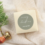 Grönten chic God jul Letar efter  Runt Klistermärke<br><div class="desc">Ta med en snyggt till julhelgen med dessa klistermärken! Med "god jul" i elegant, vit skriptskrift och namn i fet, vit sans serif-typografi, är den här klistermärket perfekt för att lägga till en personlig beröring i presenter, kuvert eller helgdagskort. Använda det att försegla paket, dekorera presentsäckar eller till och med...</div>