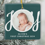 Grönten Cuaton Namn First jul Photo  Keepsak Julgransprydnad Keramik<br><div class="desc">Det här söta Baby första julfoto Ornament är dekorerat med ord JOY i snyggtens skripttypografi på gröntens bakgrund. Anpassade enkelt med ditt foto,  namn och år.</div>