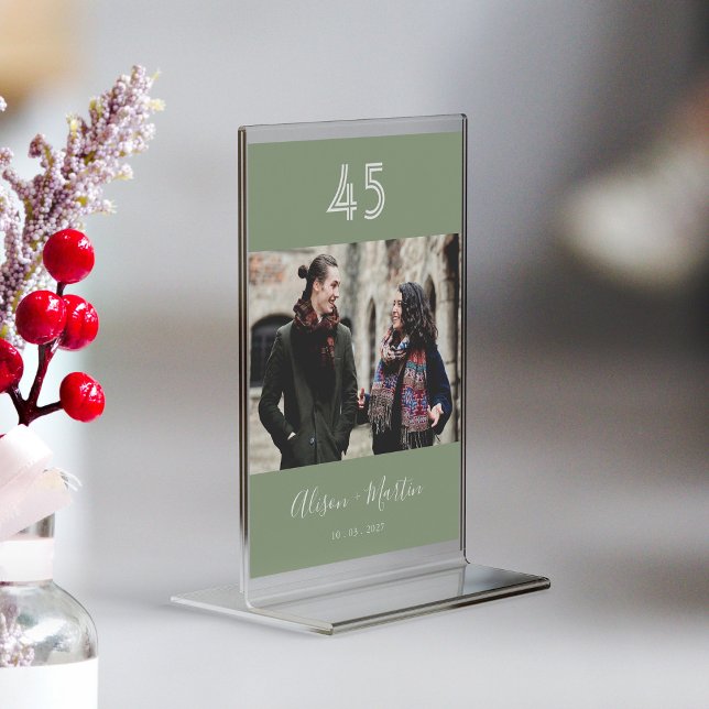 Grönten elegant för vit skript, foto Bröllop Bordsnummer (Personalized Elegant White Script Sage Green Photo Wedding Table Number)