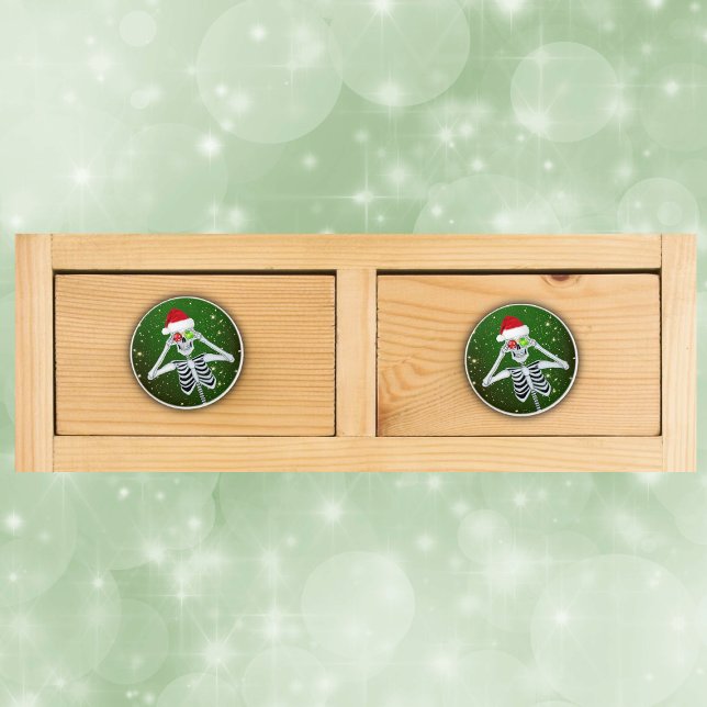 Grönten för det underliga skelettet Santa Hat Orna Knopp (Fun Christmas Skeleton shiny ornament eyes bright gold stars on dark green drawer pull knobs.)
