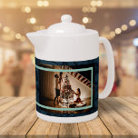 Grönten Fototext i Anpassningsbarna elegant Blommi<br><div class="desc">Lägg till lite elegans i tetiden med vår Elegant Blommigt Anpassningsbar Family Photo Text tekanna. Bakgrunden till blommigten av vintage kompletterar ditt foto och din anpassningsbar, skapar den som en perfekt för dina kära och är praktisk för vardaglig använda. Njut av en varm kopp av te samtidigt som du påminner...</div>