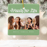 Grönten Friends sage, vitt foto namn Julgransprydnad Keramik<br><div class="desc">En gåva till din bästa vän för födelsedagar,  jul eller speciella evenemang. Vit text: Vänner för livet,  skriven med ett skript från trendig stil. Anpassa och använda ditt eget foto och namn. Bakgrund till grönten Sage.</div>