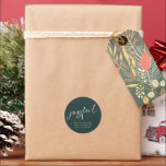 Grönten glatt God jul Runt Klistermärke<br><div class="desc">Grönt för God jul för glatt skript. Anpassa enkelt till hälsning och namn. Glatt finns i ett modernt skript i en lekfull uppsättning i vitt som kan ändras till ett annat färg om du så önskar,  liksom till den mörk grönt bakgrunden.</div>
