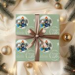 Grönten Merry & Bright Anpassningsbar Photo och Si Presentpapper<br><div class="desc">Den moderna personligens julklapp som är papper. Mallen är inställd på redo så att du kan lägga till ditt favoritfoto och din anpassningsbar. Utformningen har en vinterkrans med den handskrivna ordalydelsen "Merry and Bright" med stjärnor och konetti-punkter. Färg-paletten är en contemporary eukalyptus grönt och silver. Bläddra i vår butik för...</div>