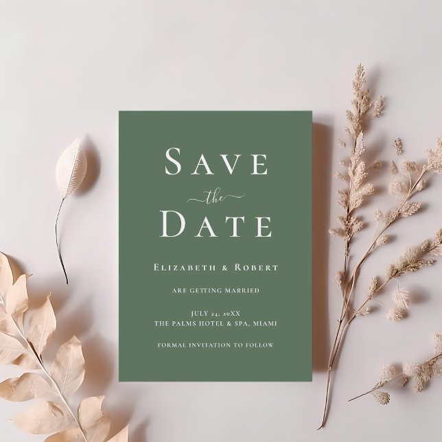 Grönten Modern minimalistisk Mörk Sage Spara datum Inbjudningar (Modern Minimalist Dark Sage Green Save the Date Invitation on a table with blush pink flowers.)