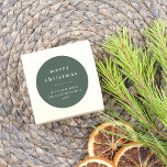Grönten Modern och minimal God jul-familj Namn Runt Klistermärke<br><div class="desc">En minsta juldekal med mörk grönt bakgrund och vit typografi. Dekalen börjar med "god jul" eller hälsning efter eget val, följt av din familj namn och året. Det finns en avgränsare mellan de två vågräna. Perfekt för förslutning av kuvert, dekoration av presentlådor eller förskönande av festföremål! De har gjorts för...</div>