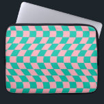 Grönten Mönster vid Rosa av kontrollpanel för fels Laptop Fodral<br><div class="desc">Coola förvränger checkers i pastellblåaktig grönt och rosa av pastellprodukter färg. En fin,  psykologisk design som tar dig till underlandet. Twisted,  vågigt,  warped Checkerboard,  warped Checkboard,  warped Checkered dorm room student preppy laptop sleeve Cover.</div>