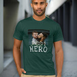 Grönten Pappa Photo  för pappa Hero White Typograp T Shirt<br><div class="desc">Pappa Hero White Typography Pappa Photo Grönt T-Shirt. Texten är i vitt,  enkelt ritad typsnitt. Lägg till fotot. Du kan byta pappa till pappa,  pappa,  pap... </div>