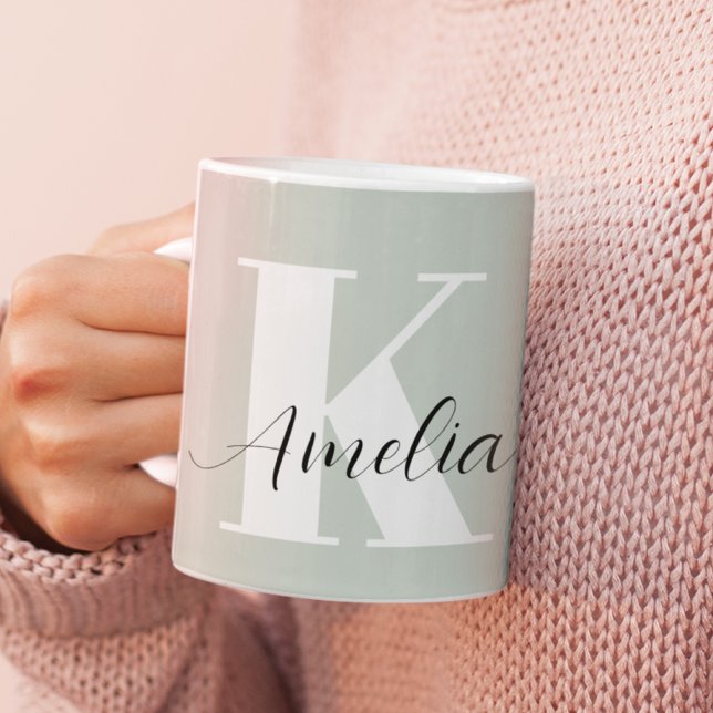 Grönten personlig Monogram Script Sage Kaffemugg (Skapare uppladdad)